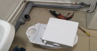 Установка напольного унитаза в Партизанске: монтаж под ключ от СантехДомПрт от 5077 рублей.